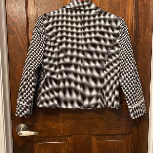 Axcess a Liz Claiborne co. short waisted black and white blazer. - Picture 7 of 8
